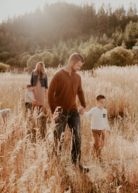 wenatchee photographer - natural light family photos in a field - Abbygale Marie Photography20
