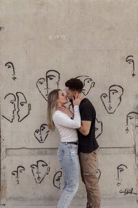 couple kissing