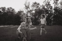 ittsburgh family photographer lifestyle family photography Pennsylvania documentary family session outdoor family portraits.