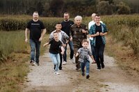 Spontane en liefdevolle familiefoto gemaakt door Studio 2Shoot in Eijsden – een blijvende herinnering vol warmte en verbinding.