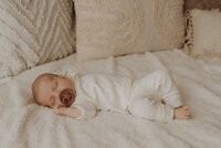 Baby op bed lifestyle studio Beveren