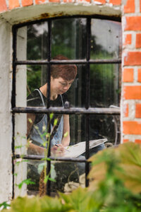 Line and wash artist sketching outside. Photo by Jes Lycoops.