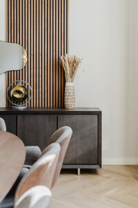 visualisatie houten keuken, kookeiland, grijze eettafel met lichtgrijze stoelen