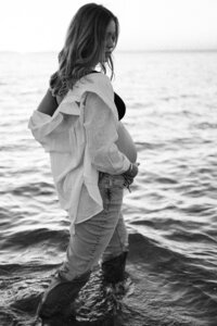 BW photo of pregnant mum in the ocean