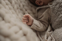 Detailaufnahme winziger Babyhand– Newborn-Fotos in Düren