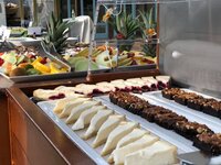 Kuchenbuffet im Gartenrestaurant im Hotel Bernstein.
