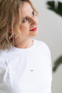 žena se dívá z fotky ven s výrazem zvědavosti