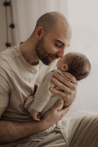 Neugeborenenfotografie in Aachen – innige Momente zwischen Eltern und Baby