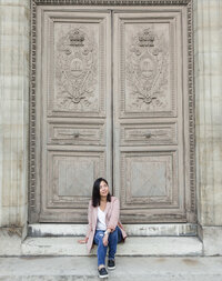 A woman traveler in Paris