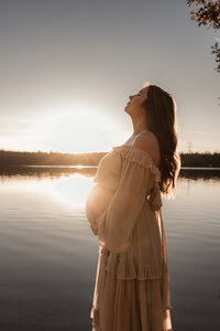 Natürliche Babybauchfotografie in Düren in freier, weitläufiger Umgebung