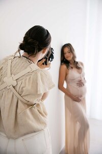 san francisco maternity photographer Laurel Smith holding camera and photographing a pregnant mom