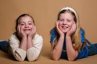Zussen poseren samen tijdens een warme en spontane fotoshoot in de studio van Studio 2Shoot in Eijsden.