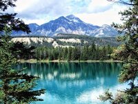 beautiful-lake-and-mountains-canada_t20_eJoN2b