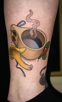Neo traditional tatuering av kåsa och svamp av Beccsla på Artcore Tattoo.