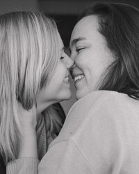 twee verliefde vrouwen zoenen bijna