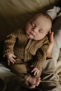 Geeuwende baby tijdens newborn fotoshoot