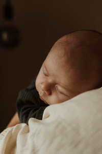 Slapende baby tijdens een lifestyle fotosessie in Enkhuizen