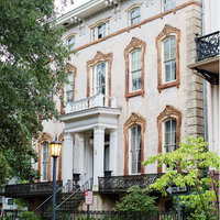 Photo of Savannah mansion.