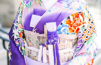 Elegant purple hikifurisode wedding kimono rental with vibrant floral patterns, perfect for traditional Japanese wedding photo sessions in Los Angeles California | 紫引き振袖レンタル 豪華花柄 ロサンゼルス着物ウェディング撮影