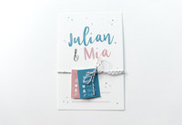 Speels geboortekaartje tweeling labels julian mia