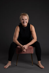Portrait en studio sur fond gris Maria Coututier Spécialise en voyages sur mesure