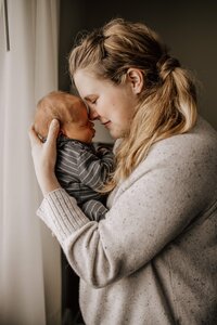 mom nuzzling newborn