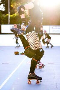 Jo Pate skating and doing a quad stretch on one leg