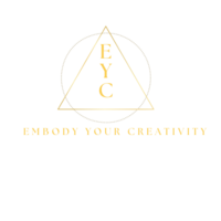 Logo von Marie-Theres Schwinns Programm 'Embody your Creativity': Dunkelroter Hintergrund mit goldgelbem, gestricheltem Kreis und Dreieck. Im Dreieck steht das Kürzel EYC.