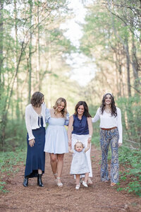 Extended family photo session in natural outdoor session at Jetton Park