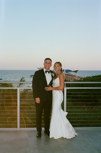 Couple's wedding photos by the water | SushDigitalMedia