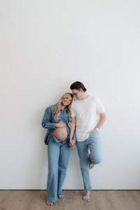 pregnant mom and husband maternity photos