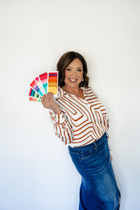 Missouri color analysis stylist holding color swatches