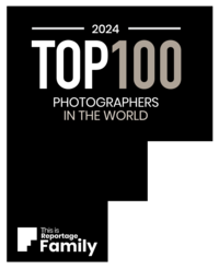 this is reportage family award badge for best family photographer in the world.