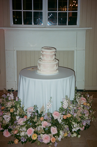 Two tier simple naked wedding cake for casual family-centered wedding | SushDigitalMedia