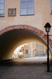 Väg och ett valv i Uppsala.