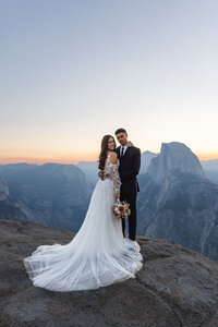 couple kissing