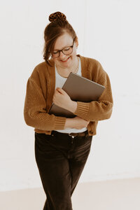 Jana Sauer Weddings mit Laptop