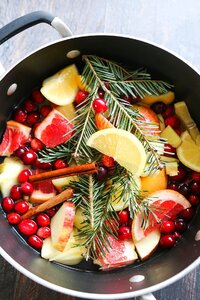 https://static.showit.co/200/h-aeAwpgSa6TW971CHgHXQ/116642/10-best-ever-christmas-stovetop-potpourri-recipes-that-will-freshen-your-home-in-minutes.jpg