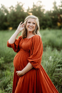 Summer maternity photoshoot in a field