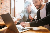 de jeunes adultes découvrent les services juridiques d'une juriste présentés sur un site internet professionnel