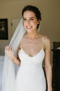 Bride posing with her natural beauty look