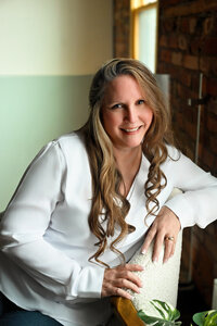 Denise, a professional newborn photographer in Paris, Ontario, creating cherished family heirlooms through organic and timeless photography.
