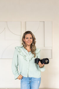 Juliette Laurant van Juliette Fotografie Academy poserend met camera in haar hand