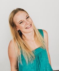 Britt Bozik praises Mallika's branding coaching for providing clarity and direction in niche development.