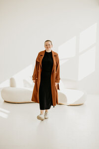 Jana Sauer Weddings mit Trenchcoat
