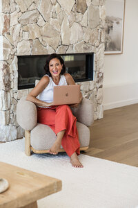 Lisa Jones: Business Keynote Speaker: Entrepreneur, passionate e-commerce coach, speaker, author, podcast host and creator of SHE-com.