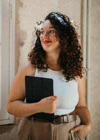 Alexiane, fondatrice du studio Sagittae Design, spécialisé dans les identités visuelles et les sites internets