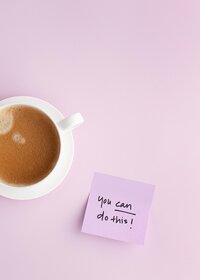 Taza de café,  nota "you can do this" sobre fondo lilac.