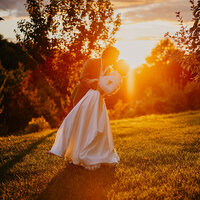 Coppia di giovani sposi messicani fa un casquet baciati dagli ultimi raggi di sole del tramonto presso Antico Convento dei Cappuccini Montalcino.