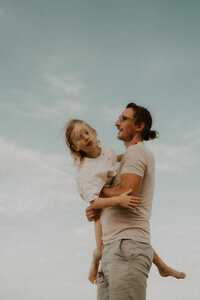 photo pere et fille pendant une seance photo en famille sur la plage